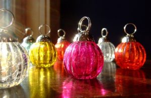 holiday table decor tip 3: double-duty ornaments